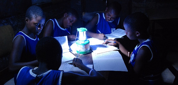 Energie : Le Programme LightingAfrica promeut les lampes solaires portatives