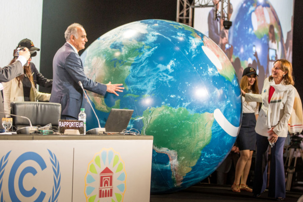 Le Président de la COP 22 et Ministre des affaires étrangères et de la coopération du Maroc, Salaheddine Mezouar, ( à gauche) en compagnie de Ségolène Royal, Présidente de la COP 21 et Ministre de l’environnement de la France en charge des relations internationales sur le climat lors de l’ouverture de la COP22 à Marrakech, au Maroc. Photo/CCNUCC