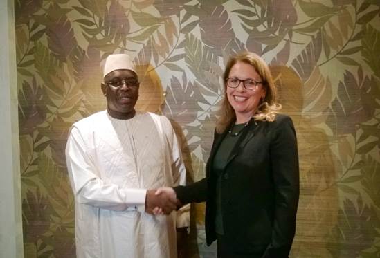 Dana J. Hyde, Directrice Executive du MCC, en compagnie du Président Macky Sall lors d’une de ses visites à Dakar