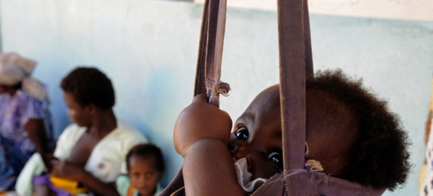 ©FAO/Eddie Gerald Un nourrisson qui a été traité pour malnutrition à l’unité de rééducation nutritionnelle (NRU) du centre de santé de Kankao, dans le district de Balaka, au Malawi, est à nouveau pesé