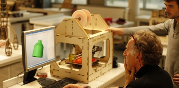 Loïc Eonnet, développeur de projets, et Yorick Prunier, étudiant ingénieur, utilisent une imprimante 3D du FacLab de l'université de Cergy, laboratoire de fabrication dernier cri.