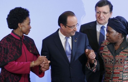 Francois Hollande, Maite Nkoana-Mashabane, ministre des Relations internationales d’Afrique du Sud, Nkosazana Dlamini Zuma, présidente de la Commission de l’Union africaine et Jose Manuel Barroso, président de la Commission européenne.