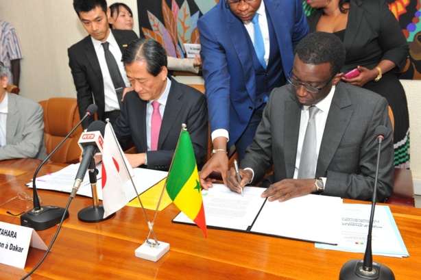 M. Takashi Kitahara, nouvel ambassadeur du Japon au Sénégal à droite et Amadou BA, ministre de l'économie et des finances