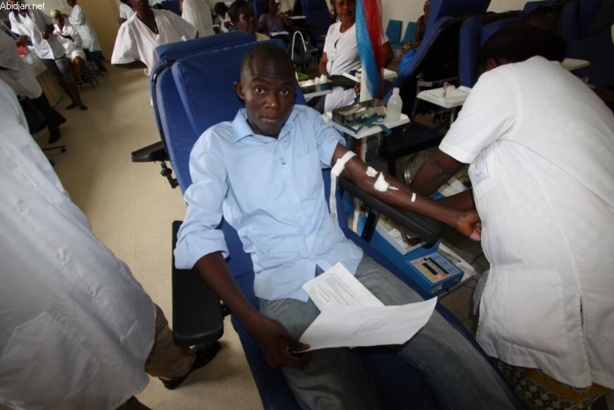 Des lutteurs et des anonymes venus donner leur sang, au grand bonheur des responsables du Centre national de transfusion sanguine