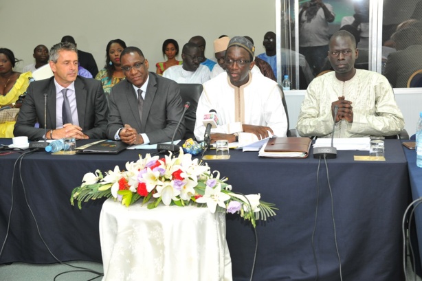 De gauche à droite, Joham Verhammen ambassadeur de la Belqigue, Mamadou Lamine Ndongo représentant résident de la BAD, Amadou Ba ministre de l'économie et des finances et Mayacine Camara de l'Unité de suivie des politiques économiques