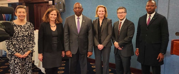 (de gauche à droite) : Blythe Thomas, directrice d’initiative à « 1, 000 Days », Beth Dunford, vice-présidente de la Banque africaine de développement, Ntsokoane Matekane, Premier ministre du Lesoth, Isobel Coleman, administratrice adjointe de l’USAID, présidente et directrice générale de « Bread for the World » et coprésidente du Conseil, lors de la réunion sur « Nutrition Investment in Africa » organisée en marge du sommet.