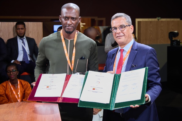 Signature d’un mémorandum d’entente (MoU) entre Bakary Séga Bathily directeur général de l’APIX et le directeur général sortant de CBAO Mounir Oudghiri