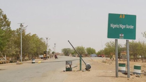 Nigeria – Niger : Les hommes en treillis fument le calumet de la paix.