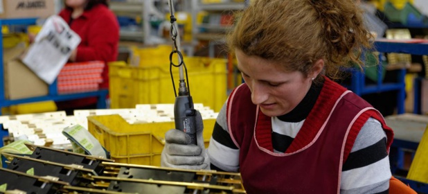 © ILO/Marcel Crozet Une employée de Manifacture Italiana à Durrës, en Albanie.