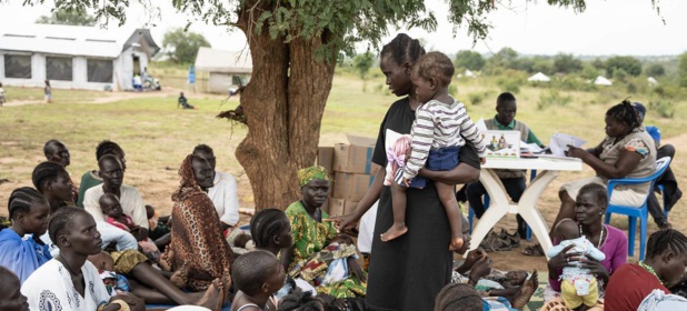 Ⓒ PAM/Arete/Siegfried Modola En Ouganda, Christine, 30 ans, s'adresse à un groupe de mères et d'autres bénéficiaires de Nutricash.