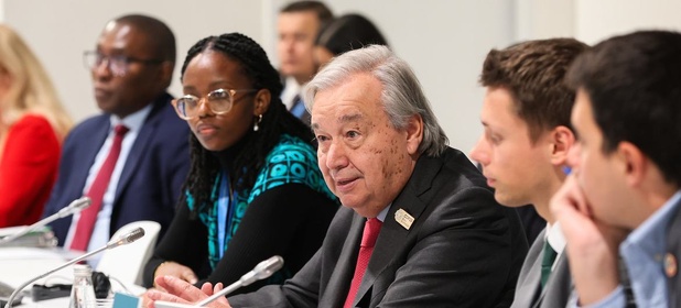 Bureau des Nations Unies pour les partenariats Le Secrétaire général de l'ONU, António Guterres, s'entretient avec de jeunes militants du climat et de l'environnement lors de la COP29 à Bakou, en Azerbaïdjan