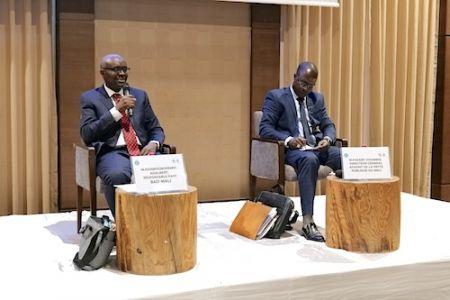 Le responsable pays de la Banque au Mali, M. Adalbert Nshimyumuremyi (au centre) avec à sa gauche, M. Abdoulaye Traoré, secrétaire général du ministère de l’Économie et des Finances.