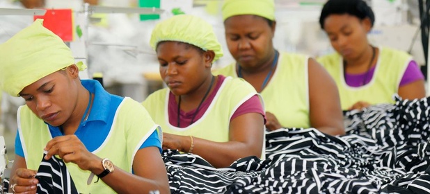 © ILO/Marcel Crozet Des femmes haïtiennes travaillent sur une chaîne de production dans une usine de vêtements.