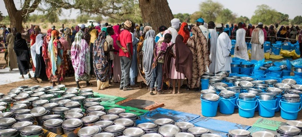 © UNHCR/Colin Delfosse De la nourriture et d'autres articles sont distribués au Tchad aux personnes qui ont fui la violence au Soudan.