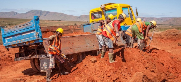 © ILO/IBE COM Des ouvriers réhabilitent une route dans la région d'Ihorombe à Madagascar.