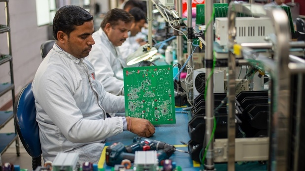 © Shutterstock/PradeepGaurs | Usine de fabrication de circuits intégrés dans l'État d'Uttar Pradesh, en Inde. Les mégaprojets Les mégaprojets dans le domaine des semi-conducteurs ont largement stimulé les investissements mondiaux dans les installations nouvelles en 2024.