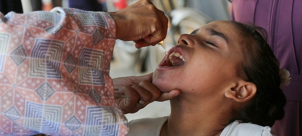 © UNRWA/Ashraf Amra Un vaccin contre la polio est administré à un enfant à Gaza, dans le cadre d’une campagne soutenue par l’OMS.