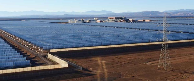 Le complexe NOOR Ouarzazate, au Maroc, est l’une des plus grandes installations de production d’énergie solaire en Afrique, démontrant l’engagement de la région en faveur des énergies renouvelables