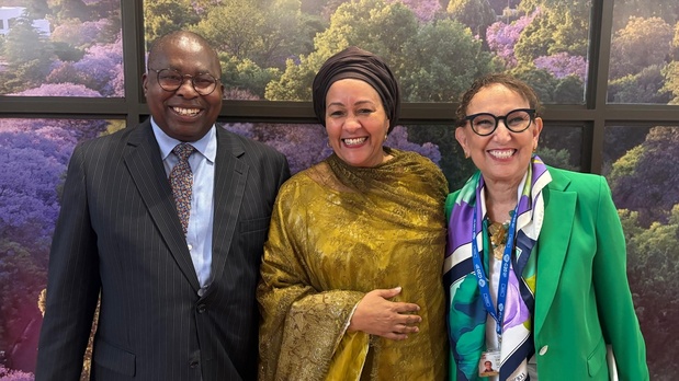 © UNCTAD Photo | La Secrétaire générale d’ONU commerce et développement, Rebeca Grynspan (à droite), en compagnie de la vice-secrétaire générale de l'ONU, Amina J. Mohammed (au milieu), et du commissaire de l'Union africaine chargé du développement économique, du commerce, du tourisme, de l'industrie et des mines, Albert M. Muchanga (à gauche), lors de la réunion des ministres des affaires étrangères du Groupe des 20 (G20), le 20 février à Johannesburg, en Afrique du Sud.