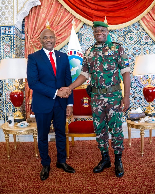 Président du groupe United Bank for Africa (UBA) et Fondateur de la Fondation Tony Elumelu, M. Tony O. Elumelu et Président du Gabon, Brice Oligui Nguema, lors de la visite d'Elumelu au Président au Seaside Palace, la résidence officielle du Président à Libreville, Gabon, récemment.