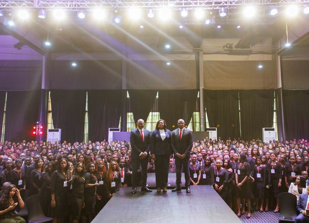 Le Président du Groupe, United Bank for Africa (UBA), M. Tony O. Elumelu ; la Directrice Générale, UBA Afrique, Mme Abiola Bawuah ; et le Directeur Général / CEO, UBA Group, M. Oliver Alawuba, entourés des diplômés du Programme d’Accélération de la Gestion des Cadres (GMAP) de la Banque, promotion 2025, lors de la cérémonie de remise des diplômes pour plus de mille stagiaires venus de toute l'Afrique, à Lagos