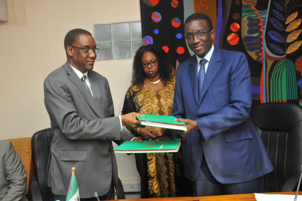 M. Mamadou Lamine N’Dongo représentant résident régional du bureau de la BAD au Sénégal à gauche et M. Amadou Bâ le ministre de l’économie et des finances