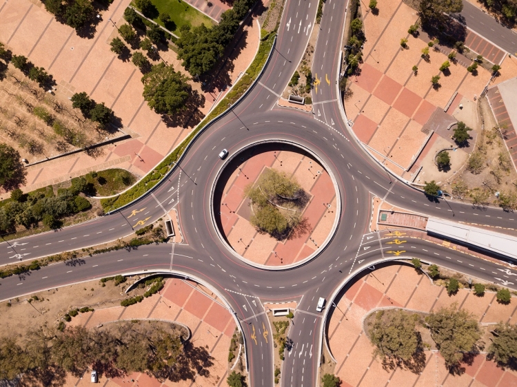 Vue aérienne d'un échangeur d'autoroutes, vide, durant le confinement dû au COVID-19. Photo : © fivepointsix/Shutterstock