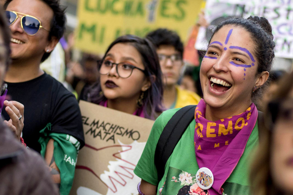 ONU Femmes/Johis Alarcón Des gens lors d'une manifestation pour les droits des femmes en Equateur.