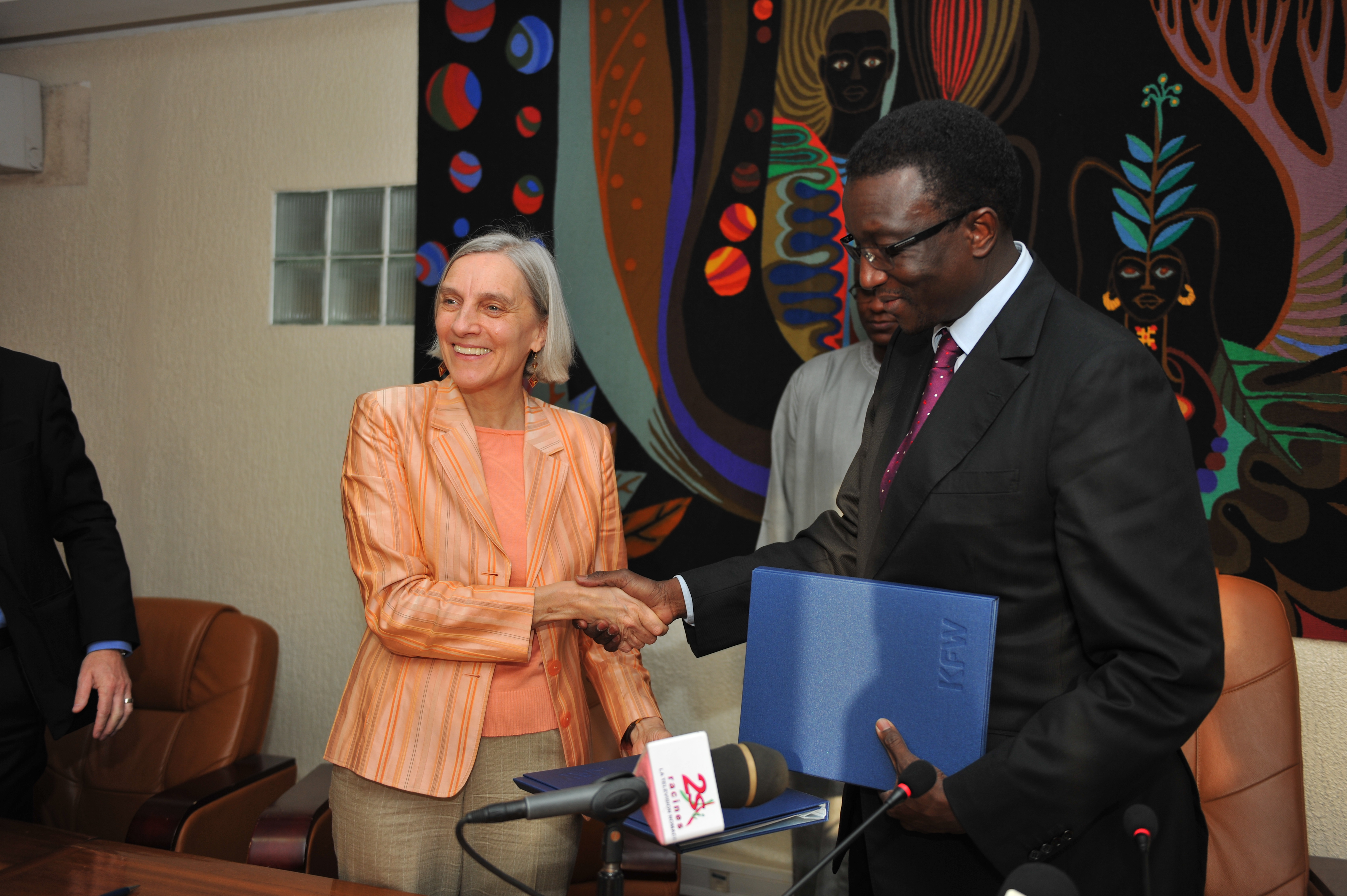 Mme Doris Köhn, directrice générale de la KfW, et Amadou BA, ministre de l'économie et des finances