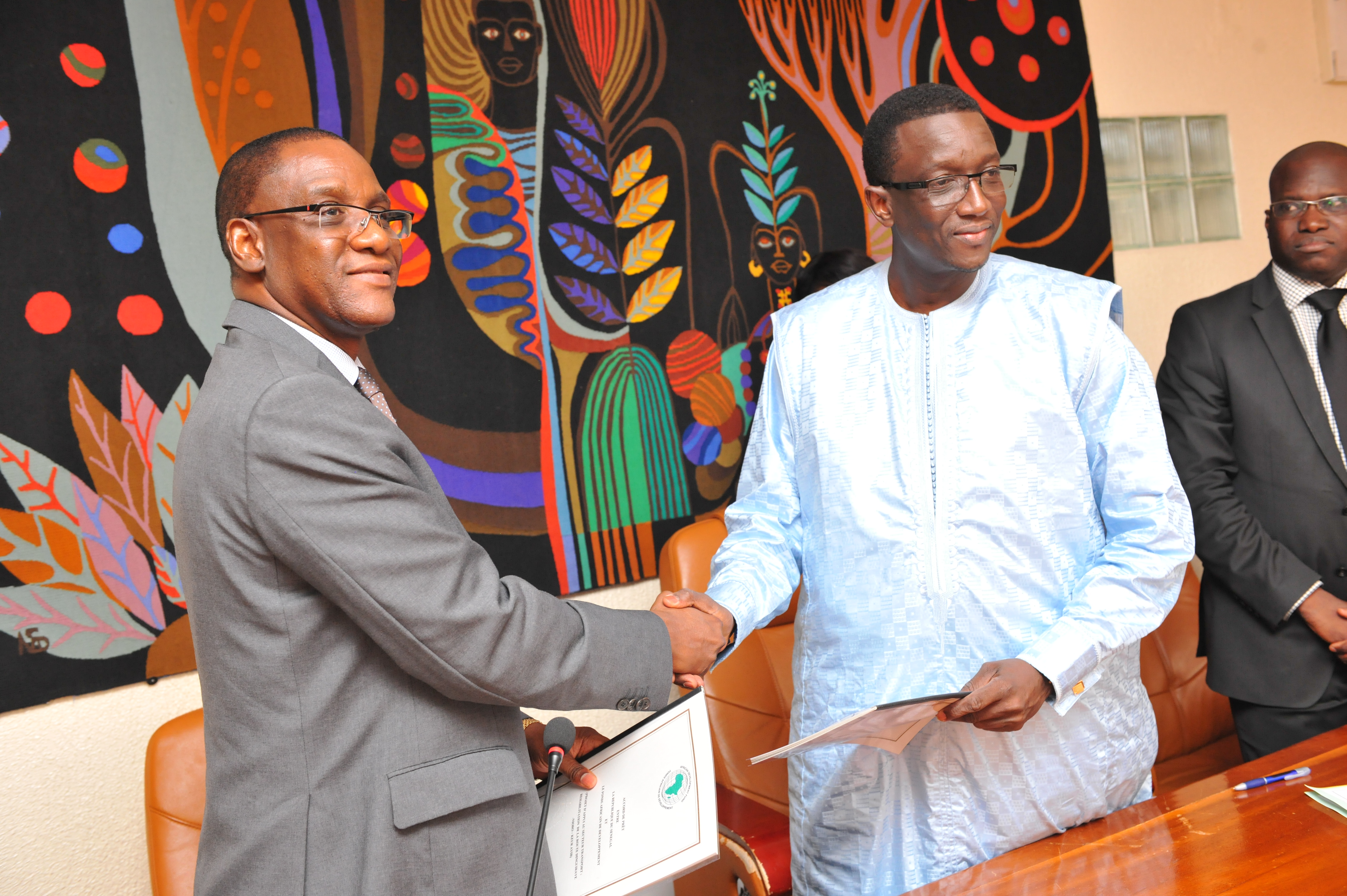 A gauche Mamadou Lamine Ndongo, représentant résident de la BAD à Dakar et Amadou Ba , ministre de l'économie , des finances et du plan du Sénégal à droite