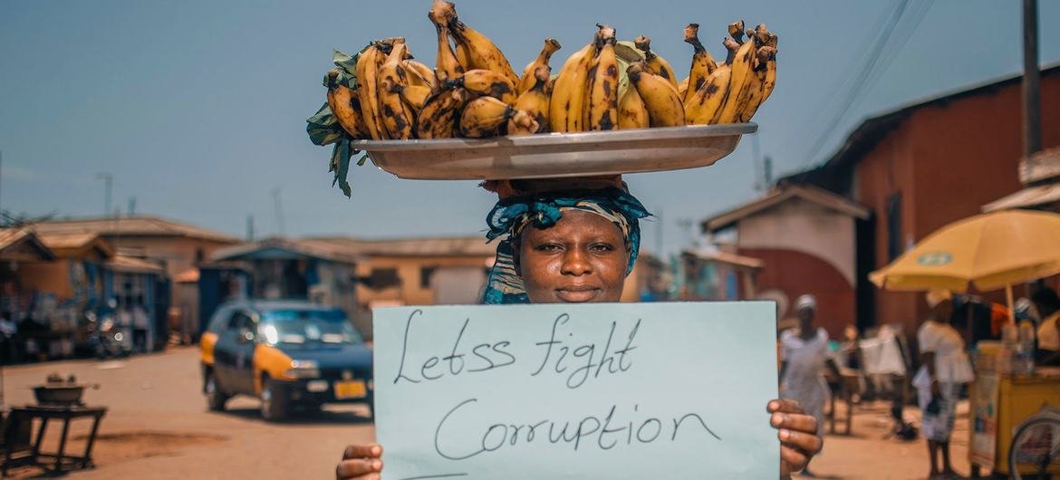 Unsplash/Nathaniel Tetteh Une vendeuse de fruits manifeste contre la corruption au Ghana.