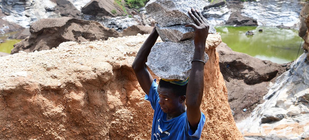 © UNICEF/Frank Dejongh Un enfant travaille dans une mine de granite dans la banlieue de Ouagadougou, au Burkina Faso.