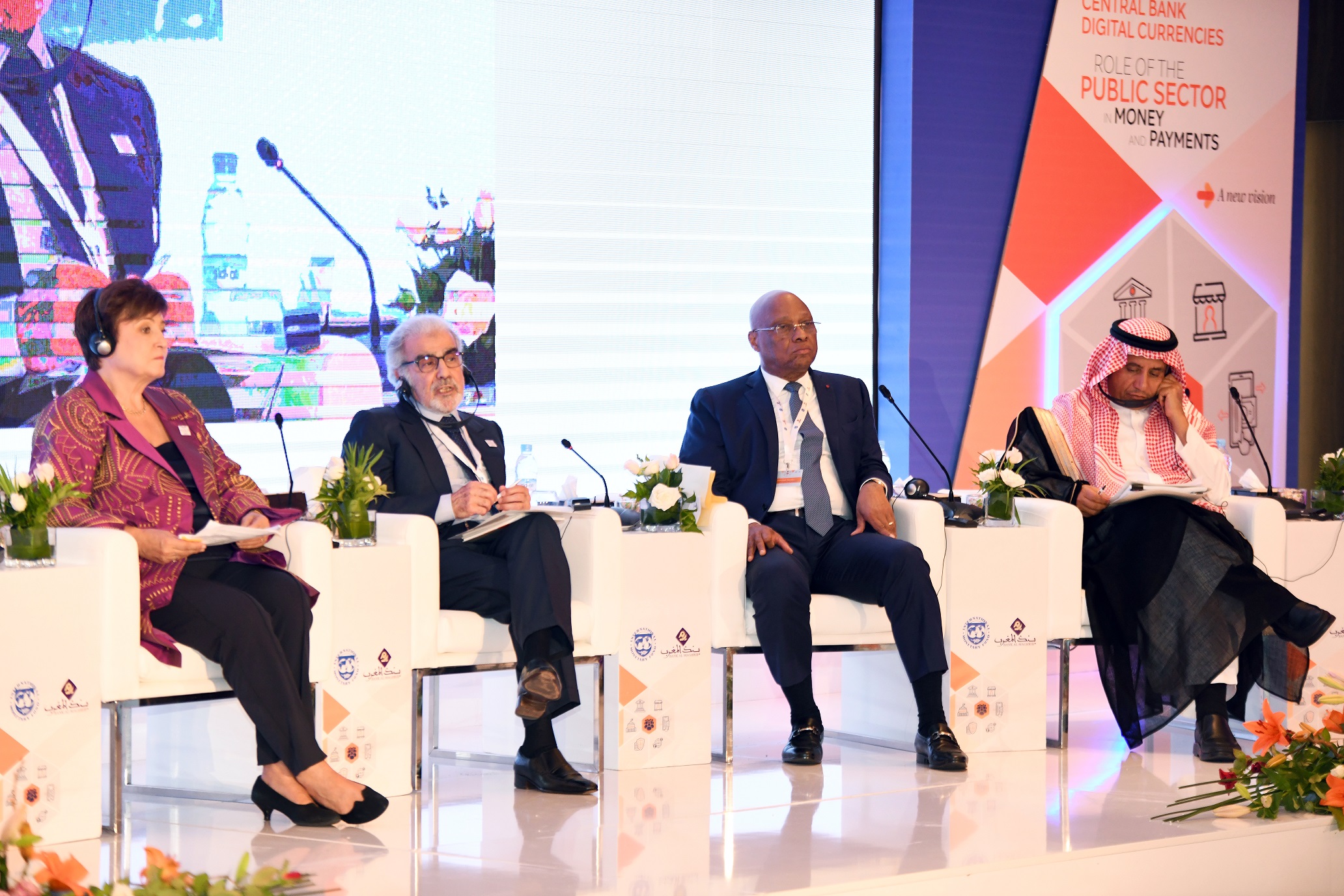 De gauche à droite : Kristalina Georgieva, Directrice Générale du FMI, Abdellatif Jouahri, Gouverneur de Bank Al-Maghrib, Jean-Claude Kassi BROU, Gouverneur de la BCEAO et Abdulrahman Al HAMIDY, Directeur Général du Fonds Monétaire Arabe (FMA)