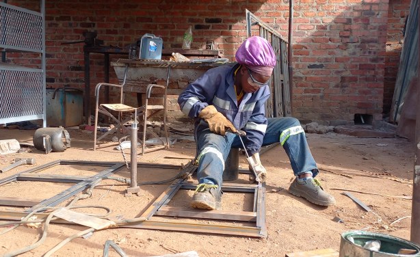 Jerry Chifamba/allAfrica Ashley Farakeza, 23 ans, sait fabriquer des cadres de fenêtres et de portes, et fait de la peinture et du meulage.