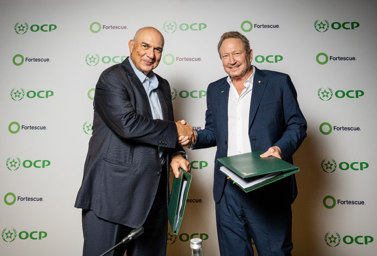 Monsieur Mostafa Terrab Président Directeur Général du Group OCP et Dr. Andrew Forrest AO, Président Exécutif et Fondateur de Fortescue échangeant les parapheurs