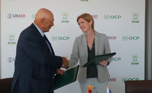 M. Mostafa Terrab, Président-Directeur Général du Groupe OCP et Mme Samantha Power, Administratrice de USAID (de gauche à droite)