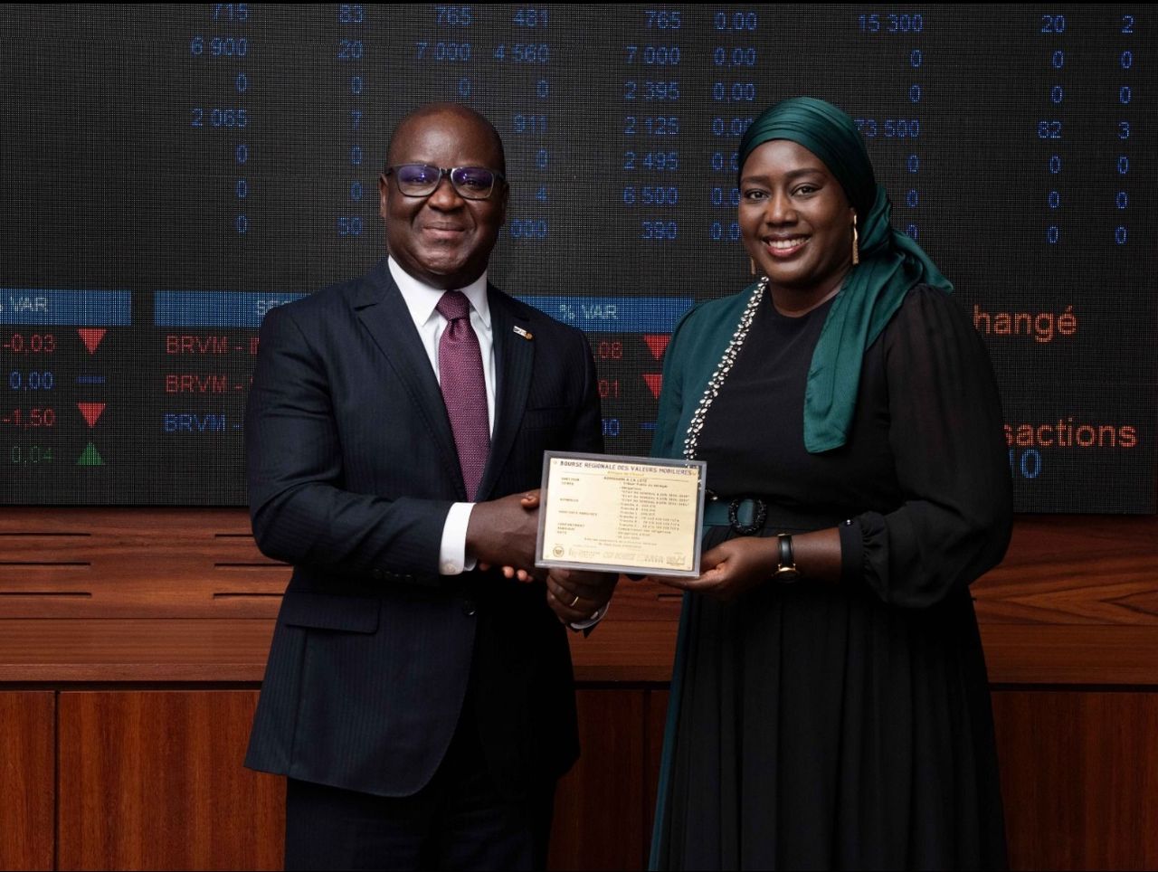 De gauche à droite Dr Edoh Kossi Amenounve Directeur général de la BRVM et Madame Seynabou Fall TOURE , Directrice Marché des Capitaux de Invictus Capital & Finance