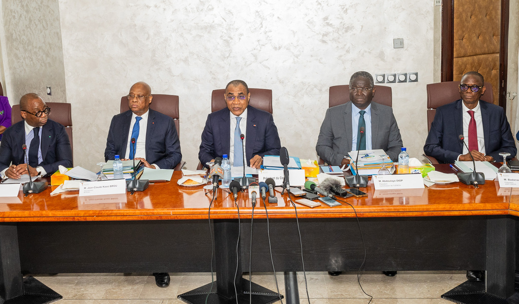 De la gauche vers la droite, M. Serge EKUE, Président de la BOAD, M. Jean-Claude Kassi BROU, Gouverneur de la BCEAO, M. Adama COULIBALY, Ministre des Finances et du Budget de la République de Côte d’Ivoire, Président du Conseil des Ministres, M. Abdoulaye DIOP, Président de la Commission de l’UEMOA et M. Badanam PATOKI, Président de l’AMF-UMOA