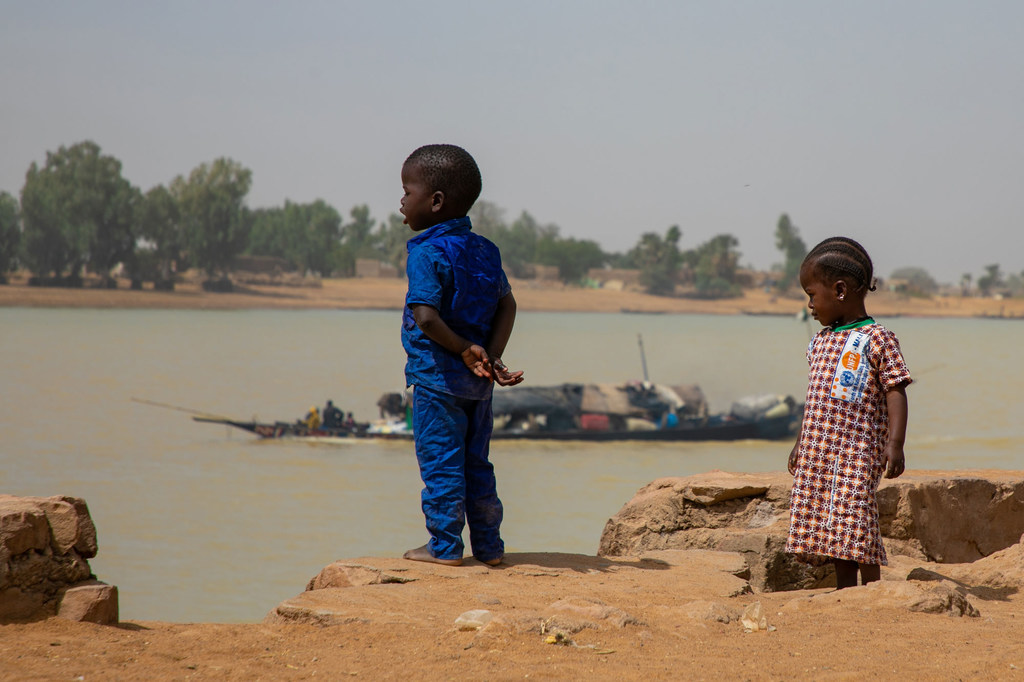 © UNFPA Mali/Amadou Maiga Des enfants au Mali au bord d'une rivière.