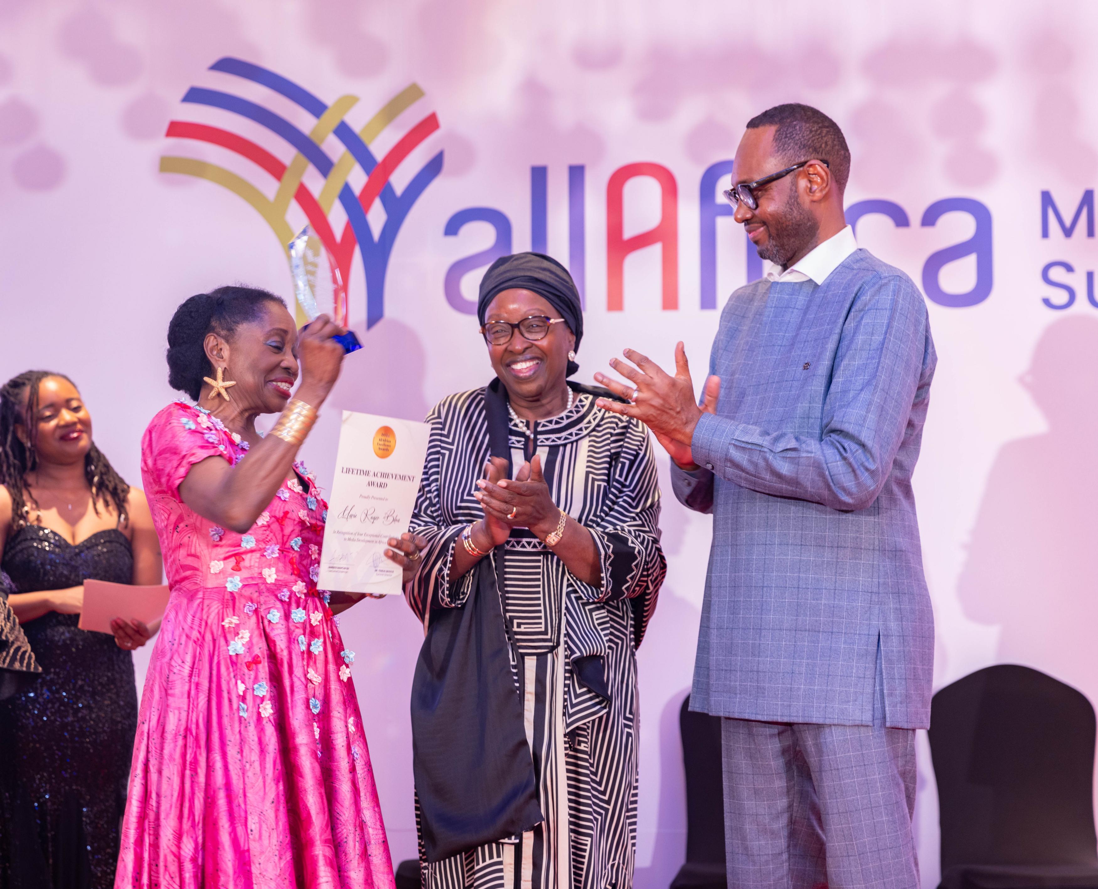 Marie Roger Biloa à gauche recevant son prix Lifetime Achievement