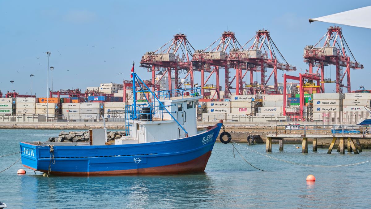 © Shutterstock/rjankovsky | Un bateau de pêche dans le port péruvien de Callao.