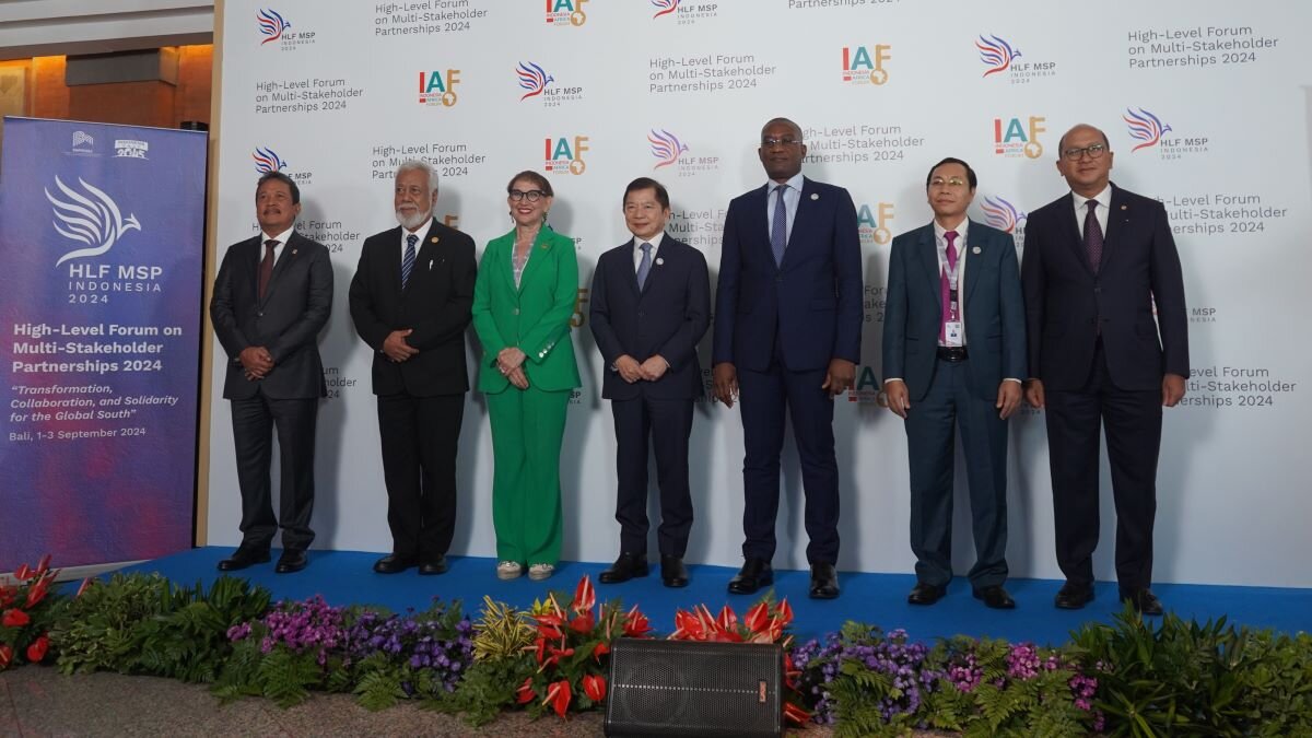 © ONU commerce et développement (CNUCED) | La secrétaire générale Rebeca Grynspan avec des chefs d'État et des ministres le 2 septembre en Indonésie.