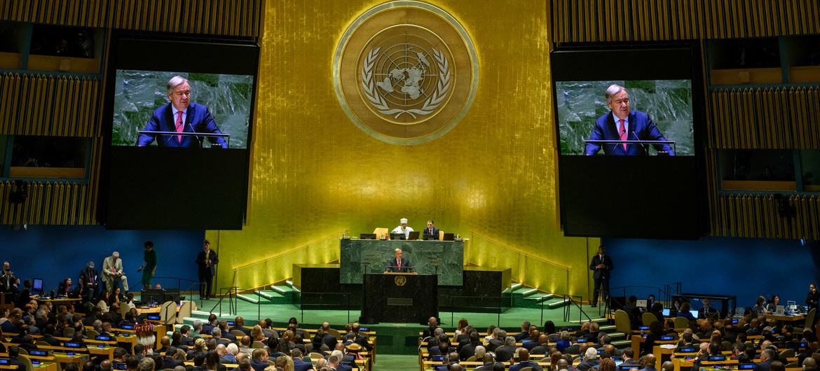 UN Photo/Loey Felipe Le Secrétaire général de l'ONU, António Guterres (à la tribune et sur les écrans) s'adresse au débat de la 79e session de l'Assemblée générale.