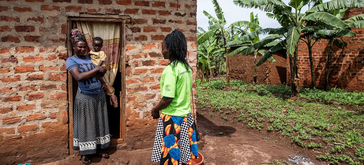 © UNICEF/Karin Schermbrucker Phiona, qui travaille comme mère pair au centre de santé Rugaga IV en Ouganda, rend visite à une cliente et à son fils à leur domicile, qui ont bénéficié d'une formation et d'un soutien pour mettre au monde des bébés exempts de VIH.