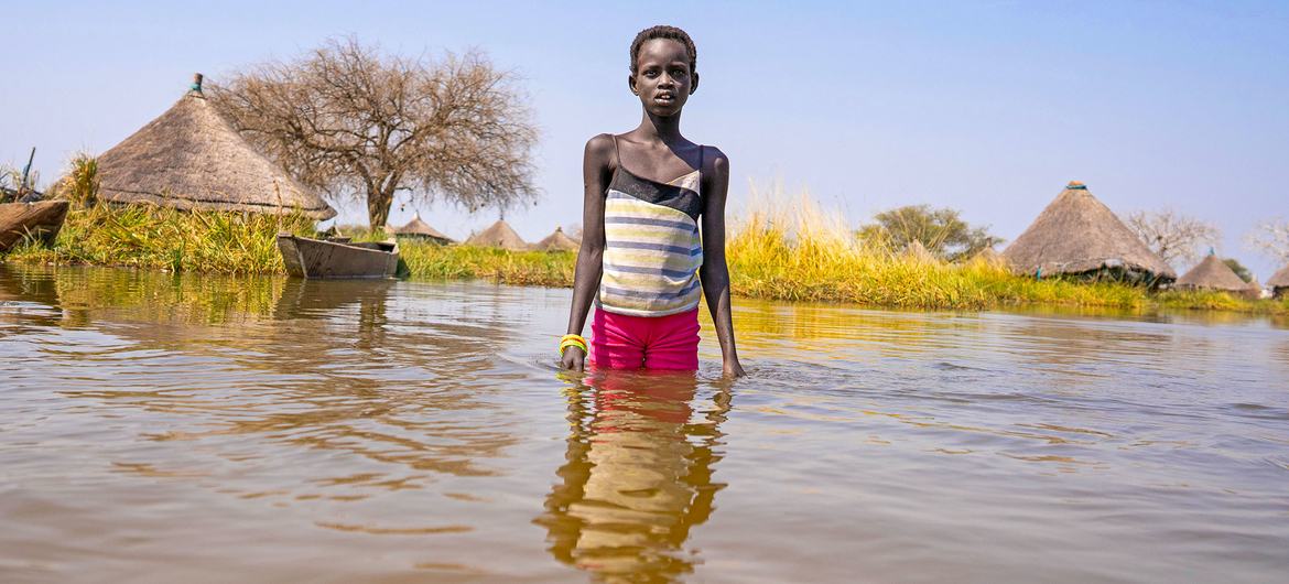 © UNICEF/Mark Naftalin Un enfant navigue dans les eaux de crue de l'État de Jonglei, au Sud-Soudan.