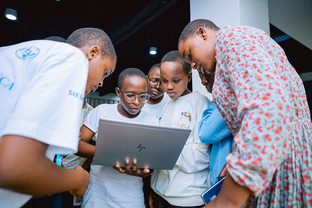 ONU Femmes Des jeunes femmes participent à un atelier de codage à Kigali, au Rwanda.