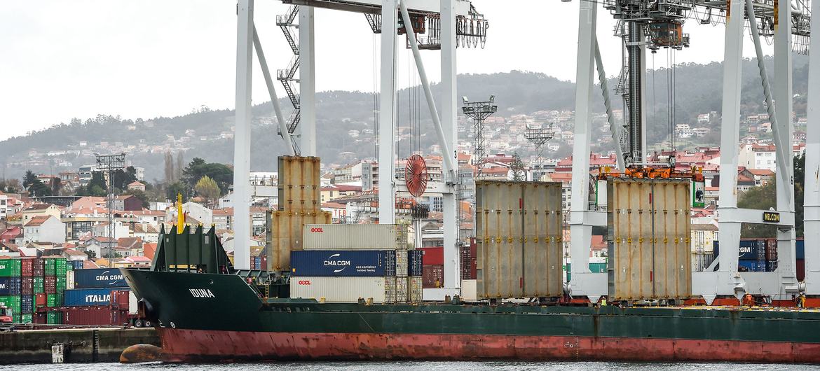 © FAO/Miguel Riopa Un cargo est amarré au port de Vigo en Espagne.