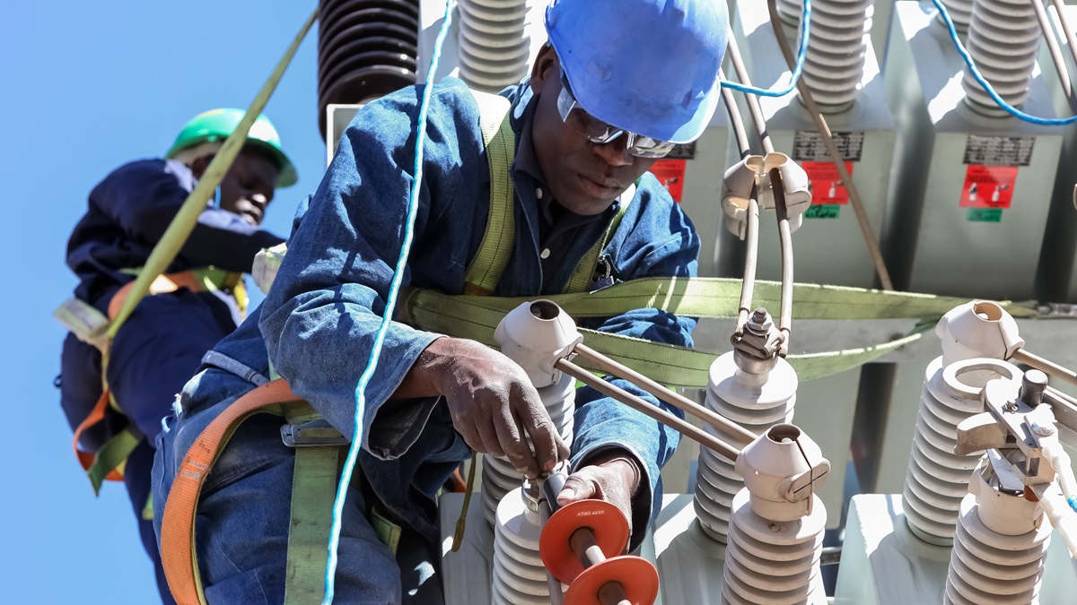 © Shutterstock/Sunshine Seeds | Deux électriciens travaillent sur des lignes à haute tension à Johannesburg, en Afrique du Sud.