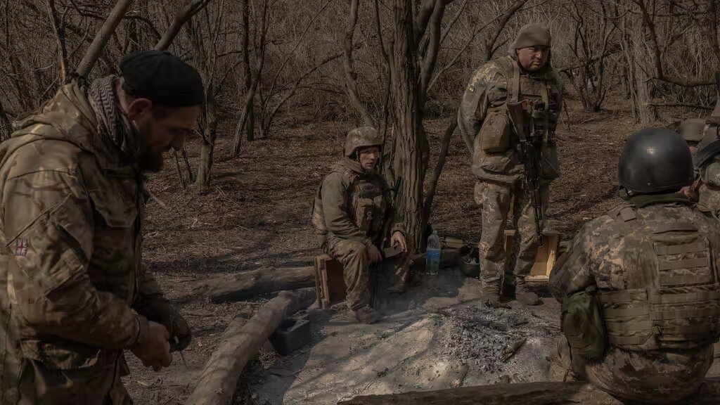 Des soldats ukrainiens dans la région orientale de l'Ukraine, le 18 mars 2025. (ROMAN PILIPEY / AFP)